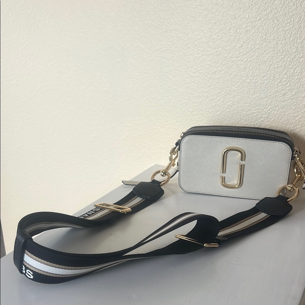 Marc Jacobs Snapsht Crossbody Bag White and Black Modern Design